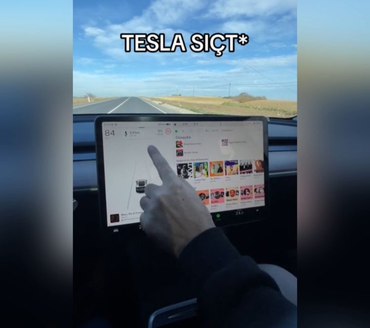 Tesla aracın akıllı ekranı seyir halindeyken devre dışı kaldı – Teknoloji